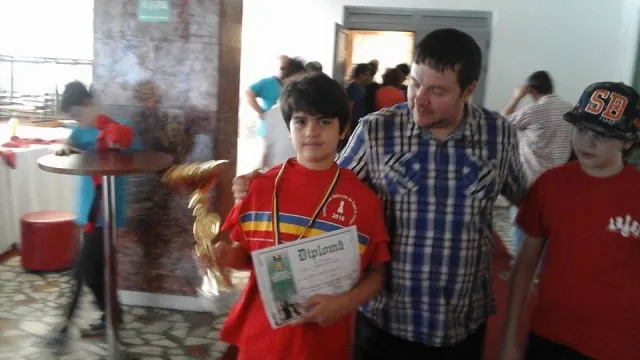 Un tânăr sportiv al clubului cu trofeu și diplomă la campionatul de juniori din 2016